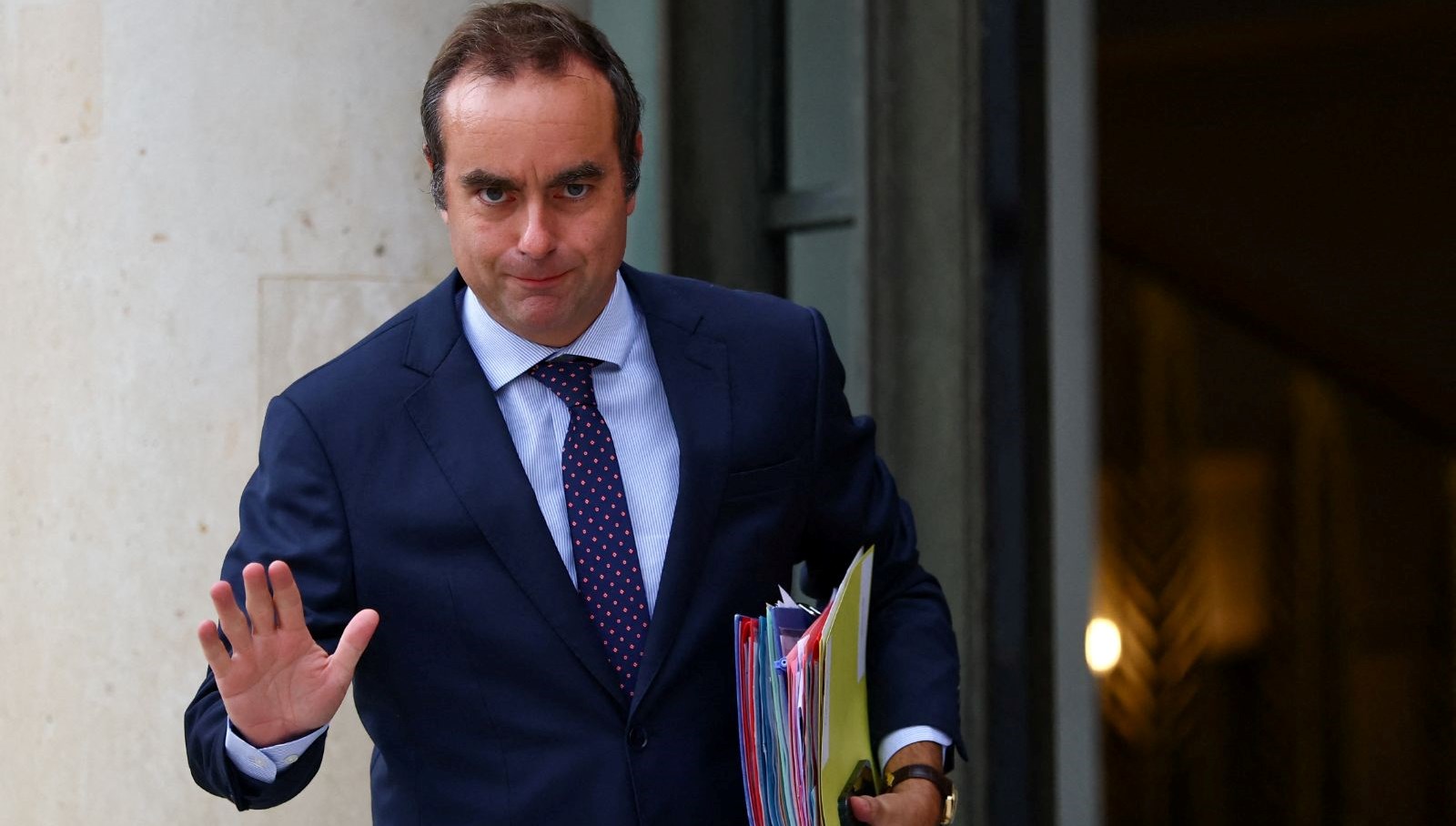Geri Dönüş: Macron, Lecornu'yu Yeniden Başbakan Olarak Görevine Getirdi