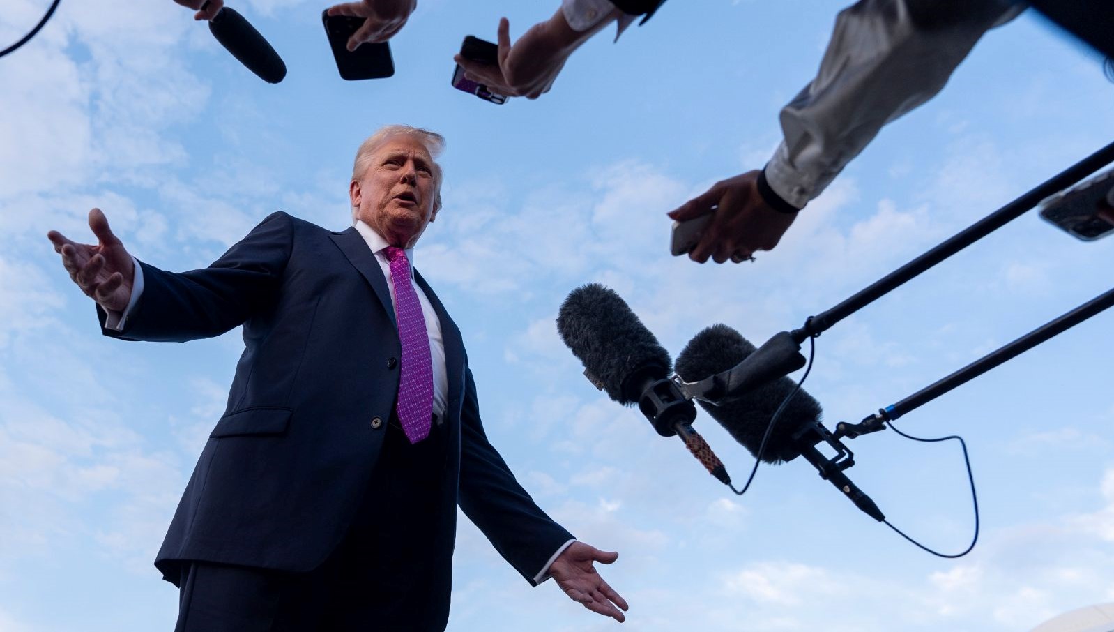 Trump'ın İki Tarafı: Gazze'de Barış Arayışı, ABD'de Kaos Ortamı