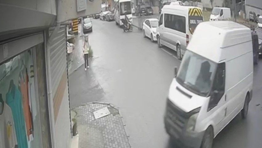 Avcılar'da Panelvan Freni Boşaldı, Dükkanın Kapısına Çarptı!