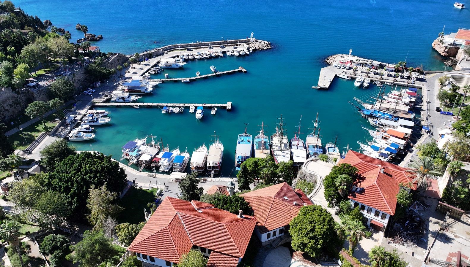 Antalya'da 28 Derece: Sahillerde Canlanma Zamanı!