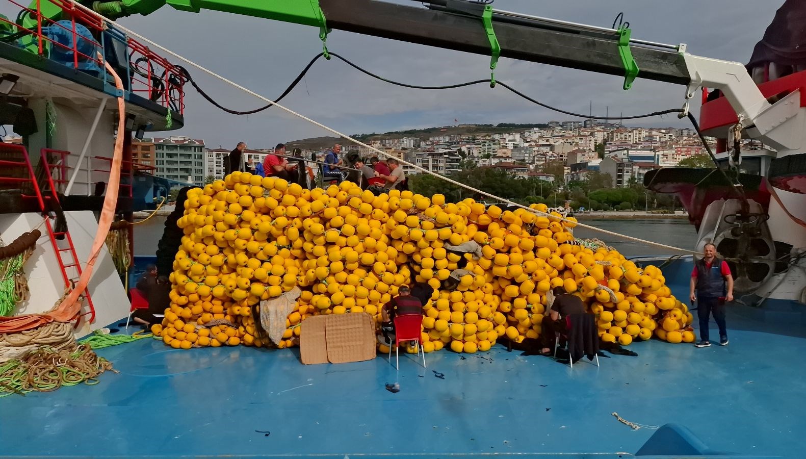 Fırtınanın Ardından: Limanda Teknelerin Bakım Zamanı!