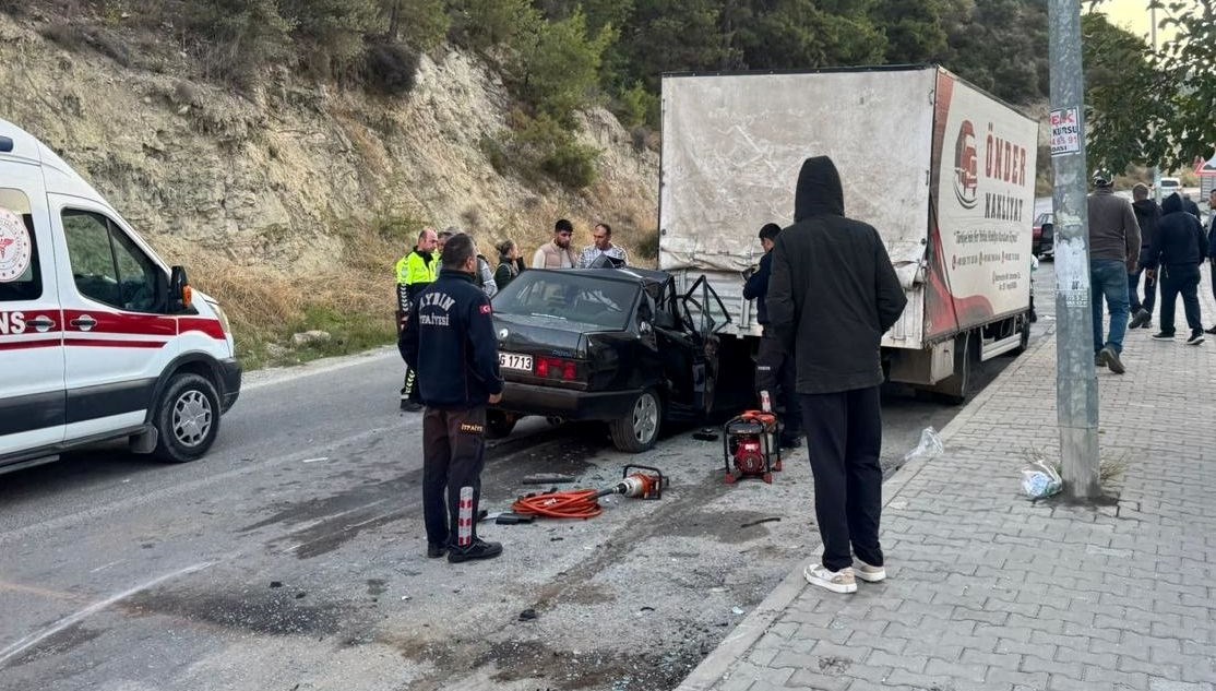 Kuşadası'nda Feci Kaza: Park Halindeki Kamyonete Çarpan Otomobil Bir Can Aldı, Dört Kişi Yaralandı