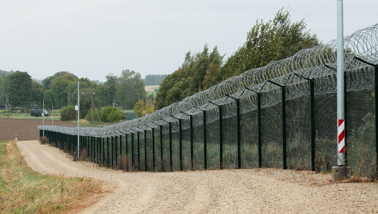 Sınırda Görülen Silahlı Rus Askerleri Üzerine Estonya'dan Acil Önlem: Yol Kapatıldı!