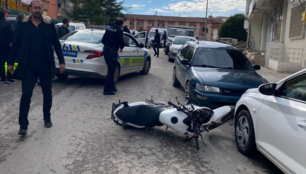 Dur ihtarını dikkate almayan sürücü, 2 polisin yaralanmasına neden oldu!