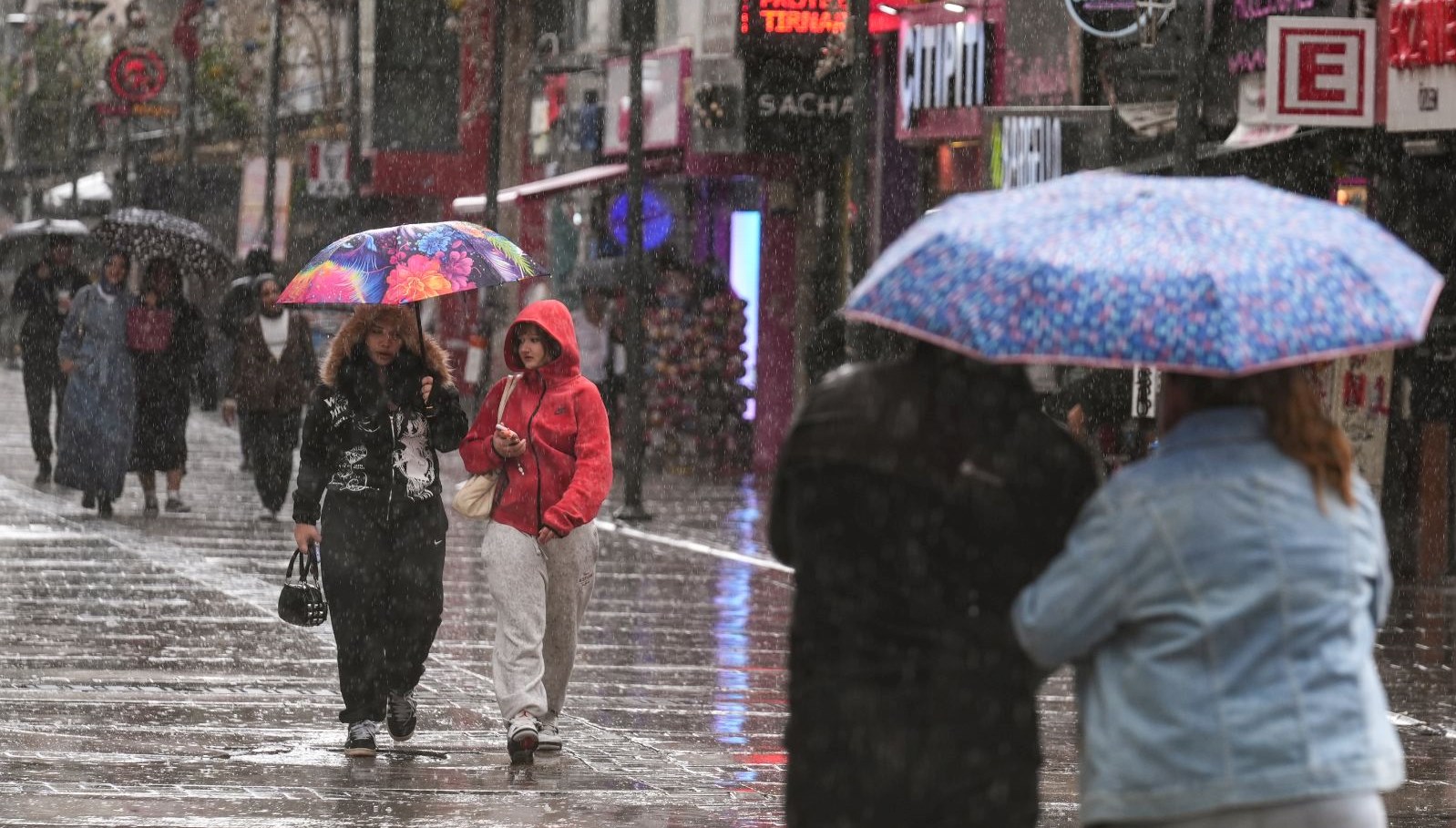 İstanbul için Meteorolojiden uyarı: Gök gürültülü sağanak yağış geliyor!