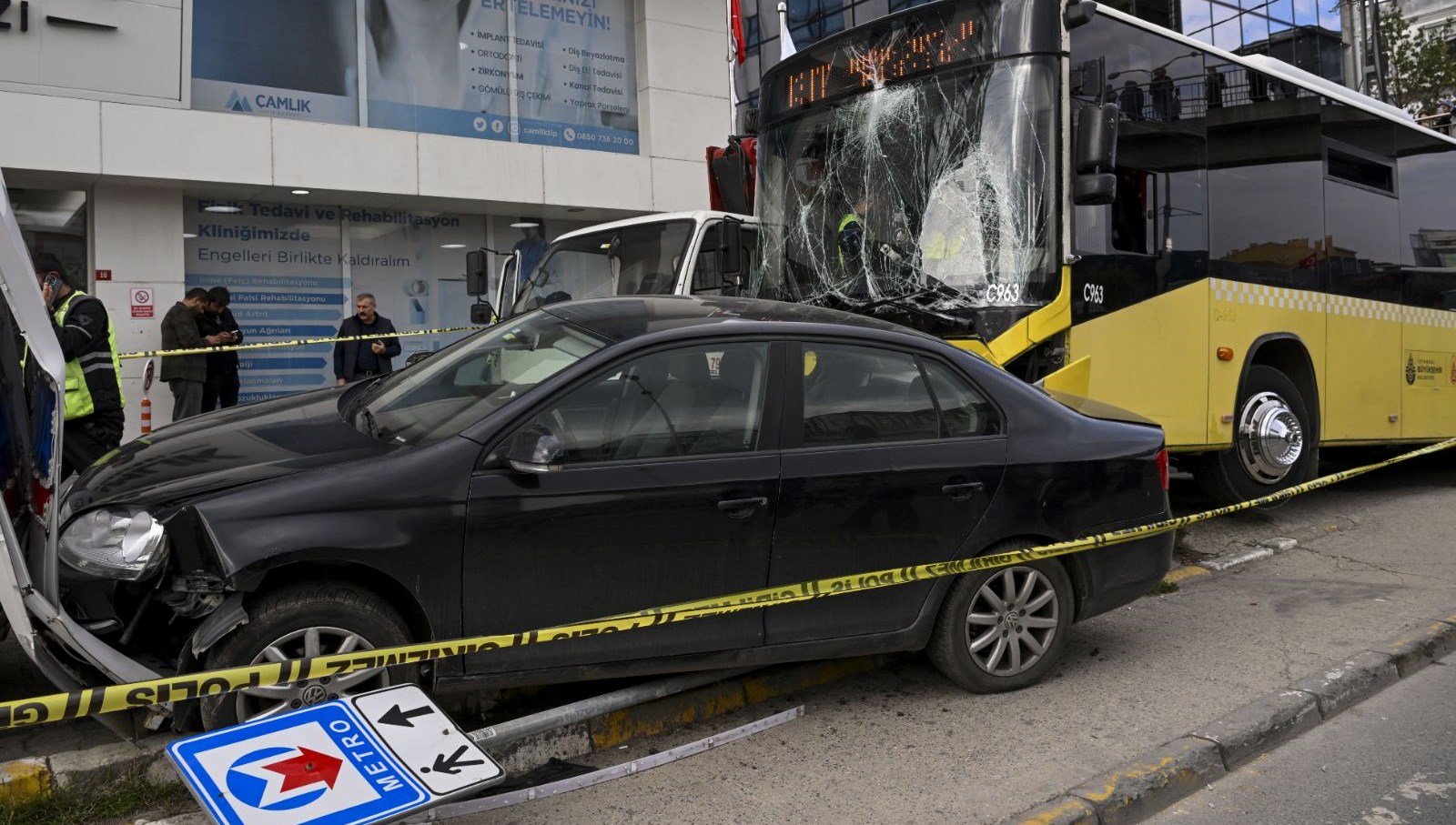 Çekmeköy'de Korkunç Kaza: Otobüs Durağa Çarptı, 1 Ölü 4 Yaralı