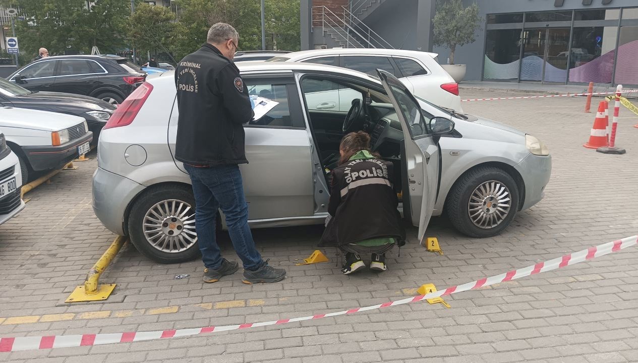 AVM Otoparkında Kafe Müdürüne Yönelik Silahlı Saldırı Şoku