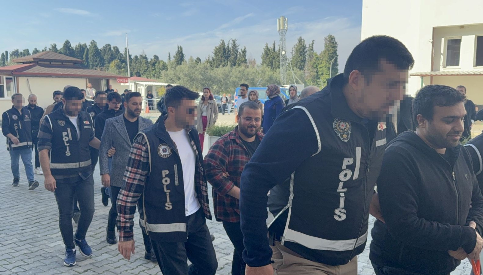 Yalova'da Göç İdaresi Müdürü ve 8 Şüpheli Adliye Kapısında!