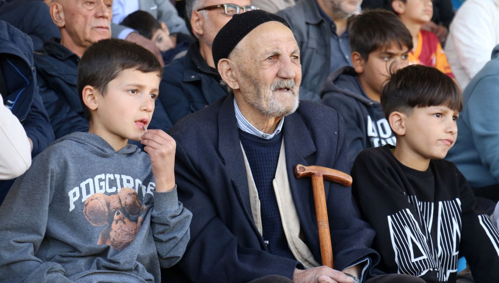 Futbol Aşkı Yaş Sınır Tanımıyor: 85 Yaşındaki Selahattin Dede Her Maçta Destek Veriyor!