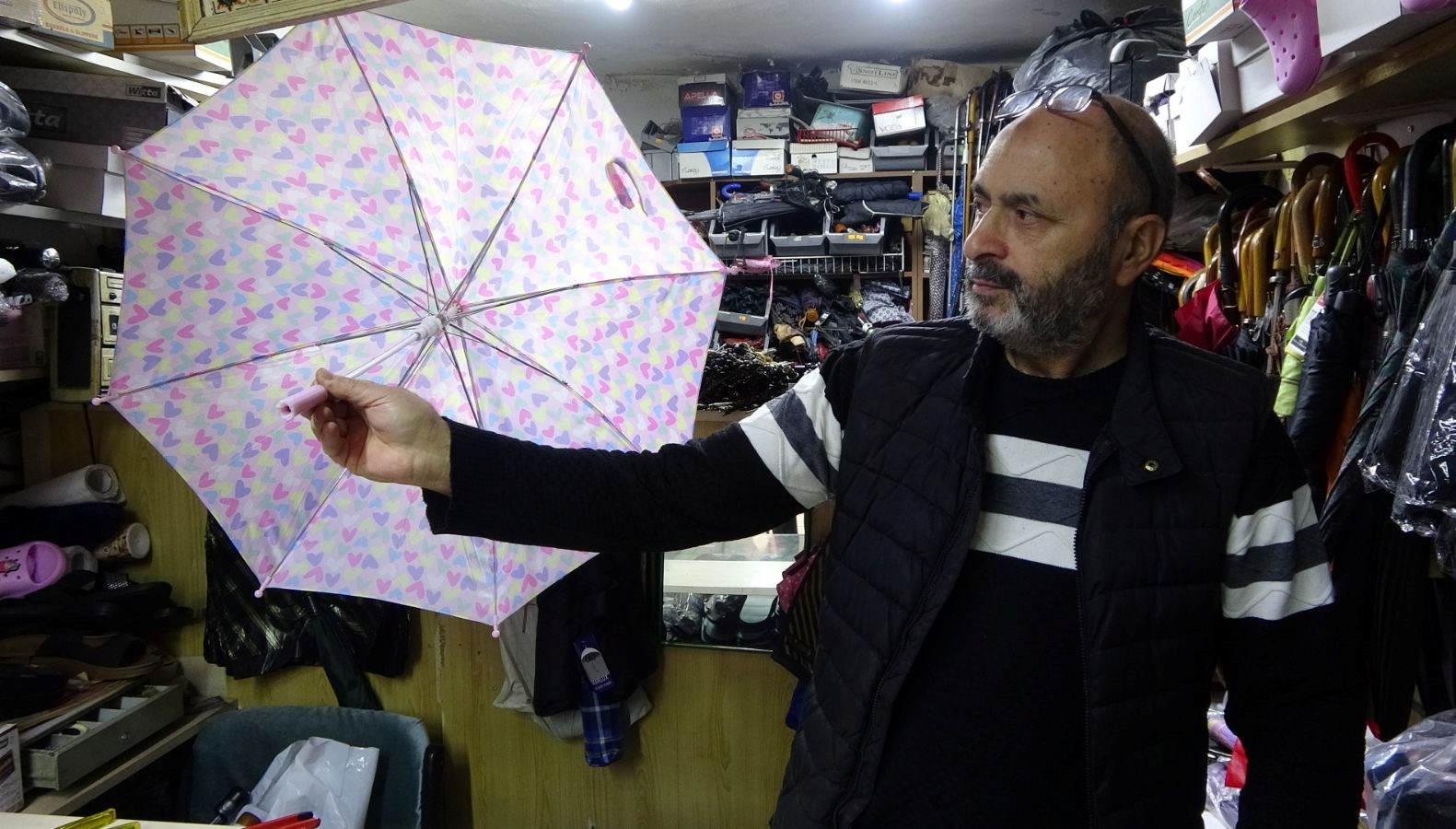 Küçük Bir Esnafın Mücadelesi: Şemsiye Ustası Hayatta Kalma Savaşı Veriyor!