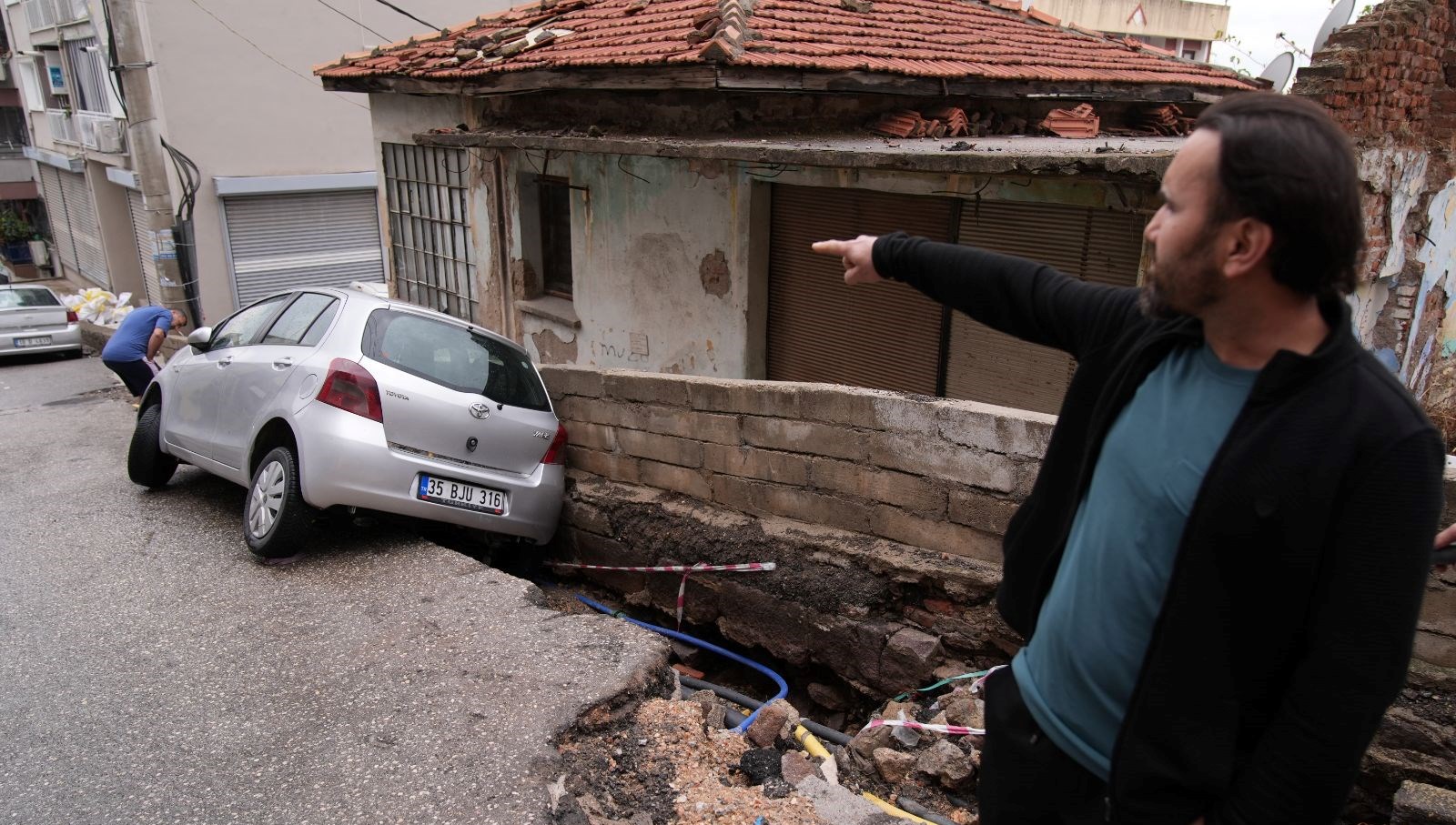 İzmir'de Şiddetli Yağış: Şehir Sular Altında, Rögarlar Taşmış durumda!