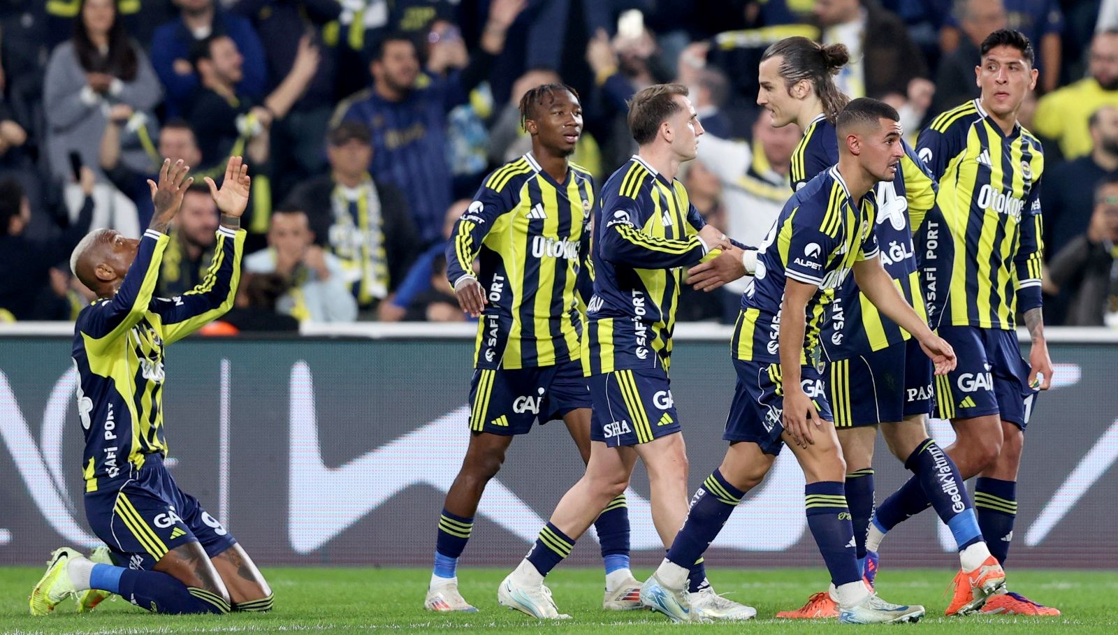 Fenerbahçe, Milli Ara Sonrası İvme Kazandı: Kadıköy'de Karagümrük'ü Geçmeyi Başardı!