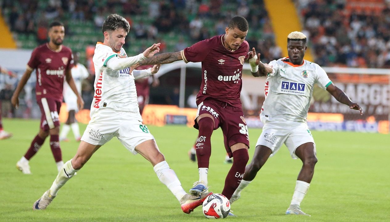 Göztepe'nin Üst Üste Galibiyetleri Alanya'da Son Buldu