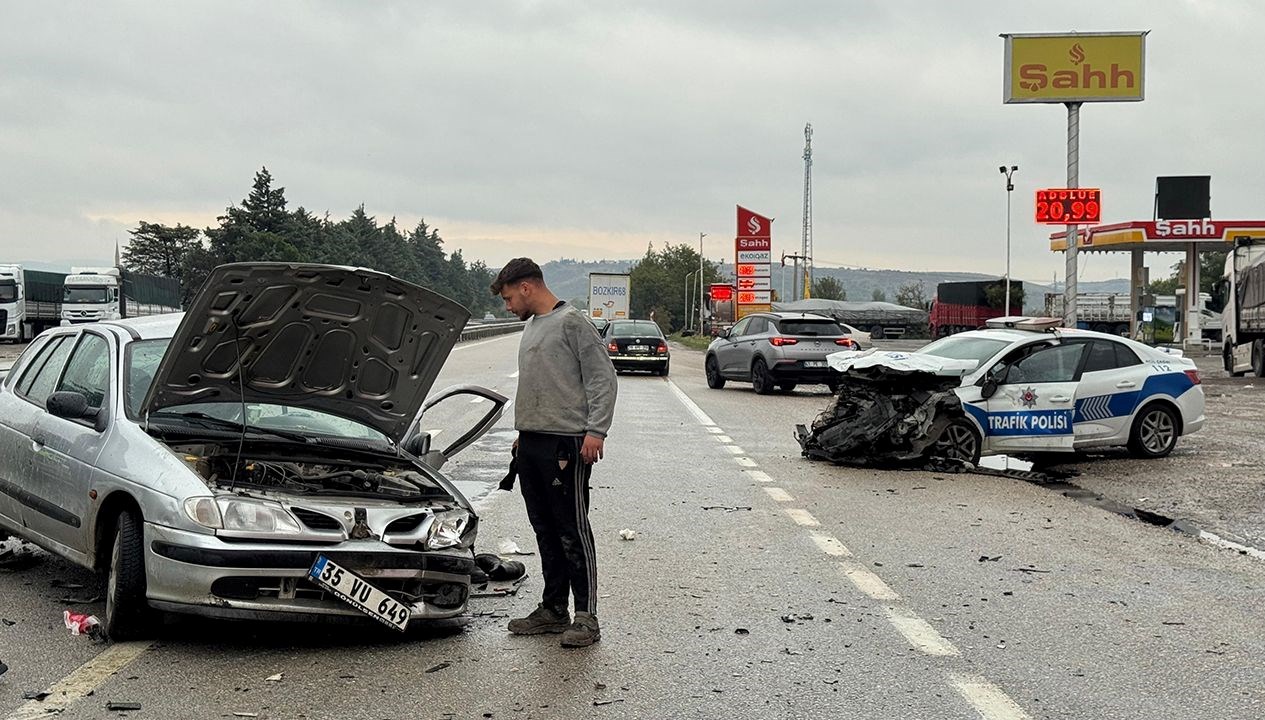 Polis Aracına Çarpan Otomobilin Sürücüsü Hayatını Kaybetti