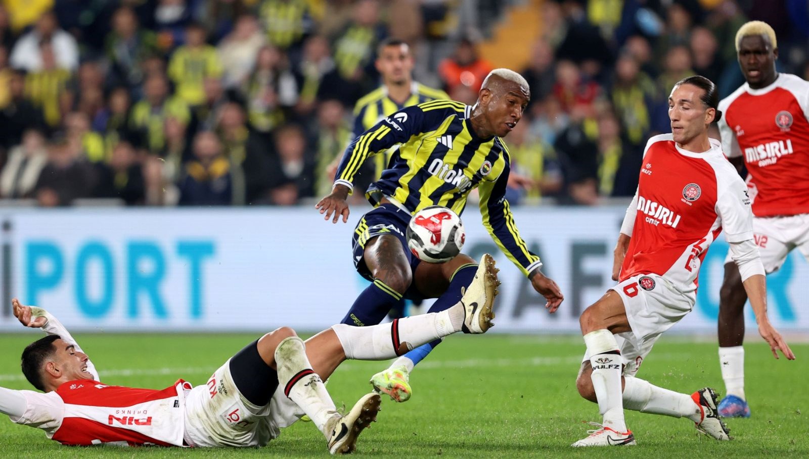 Fenerbahçe maçındaki tartışmalı penaltı ve kırmızı kart: Hakemlerin yorumu ne?