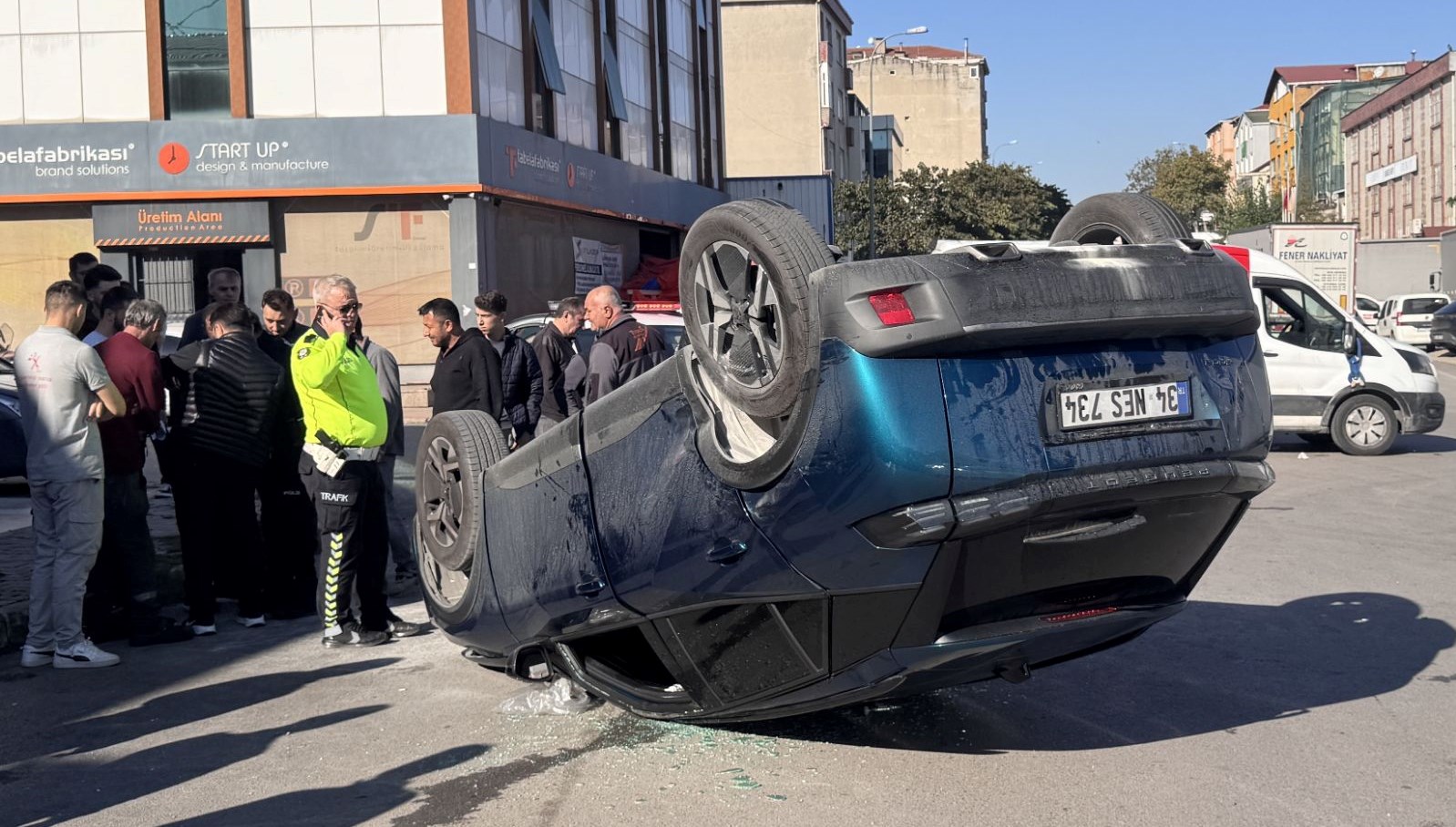 Ataşehir'de Feci Kaza: Panelvanla Çarpışan Araç Ters Dönerek Kaza Yaptı