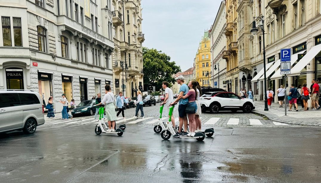 Kaldırım kargaşası: Prag, elektrikli scooter kullanımıyla savaşa çıkıyor!