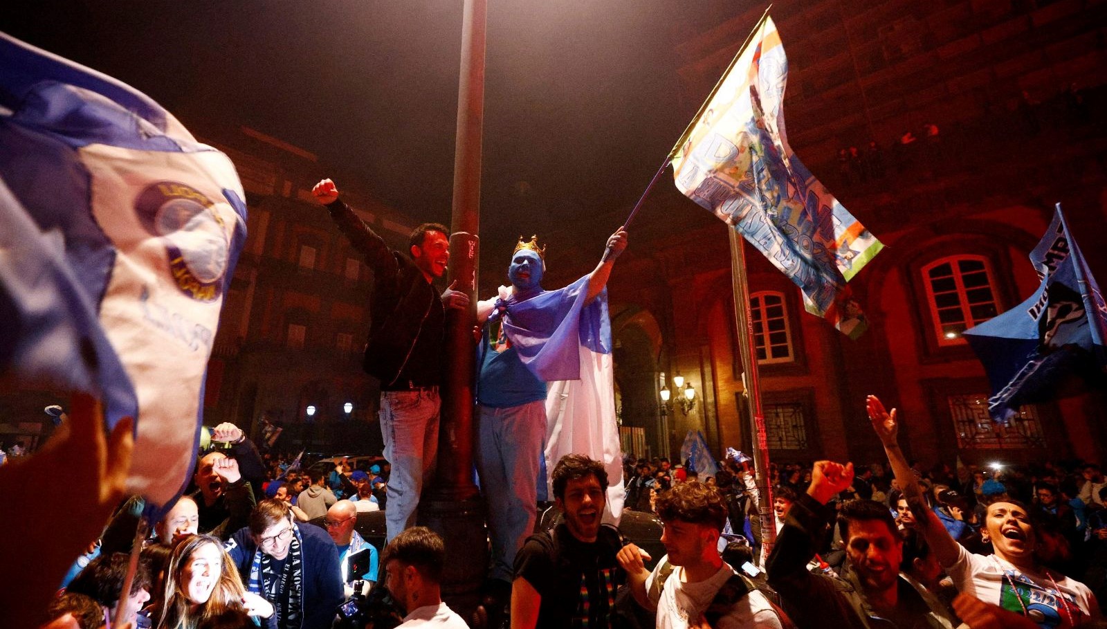 Hollanda’da Napoli Destanı: Taraftarlar Geride Tutuklandı!