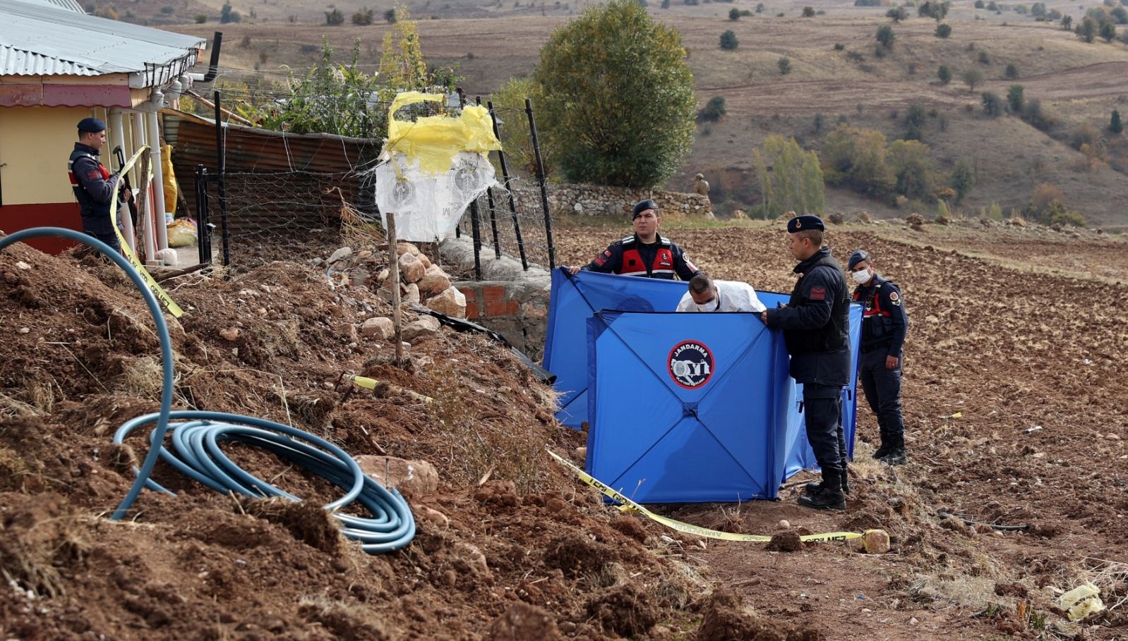Komşusunu öldürdüğü iddiasıyla kaçan zanlı jandarmaya ateş açtı: Hastanede yaşamını yitirdi