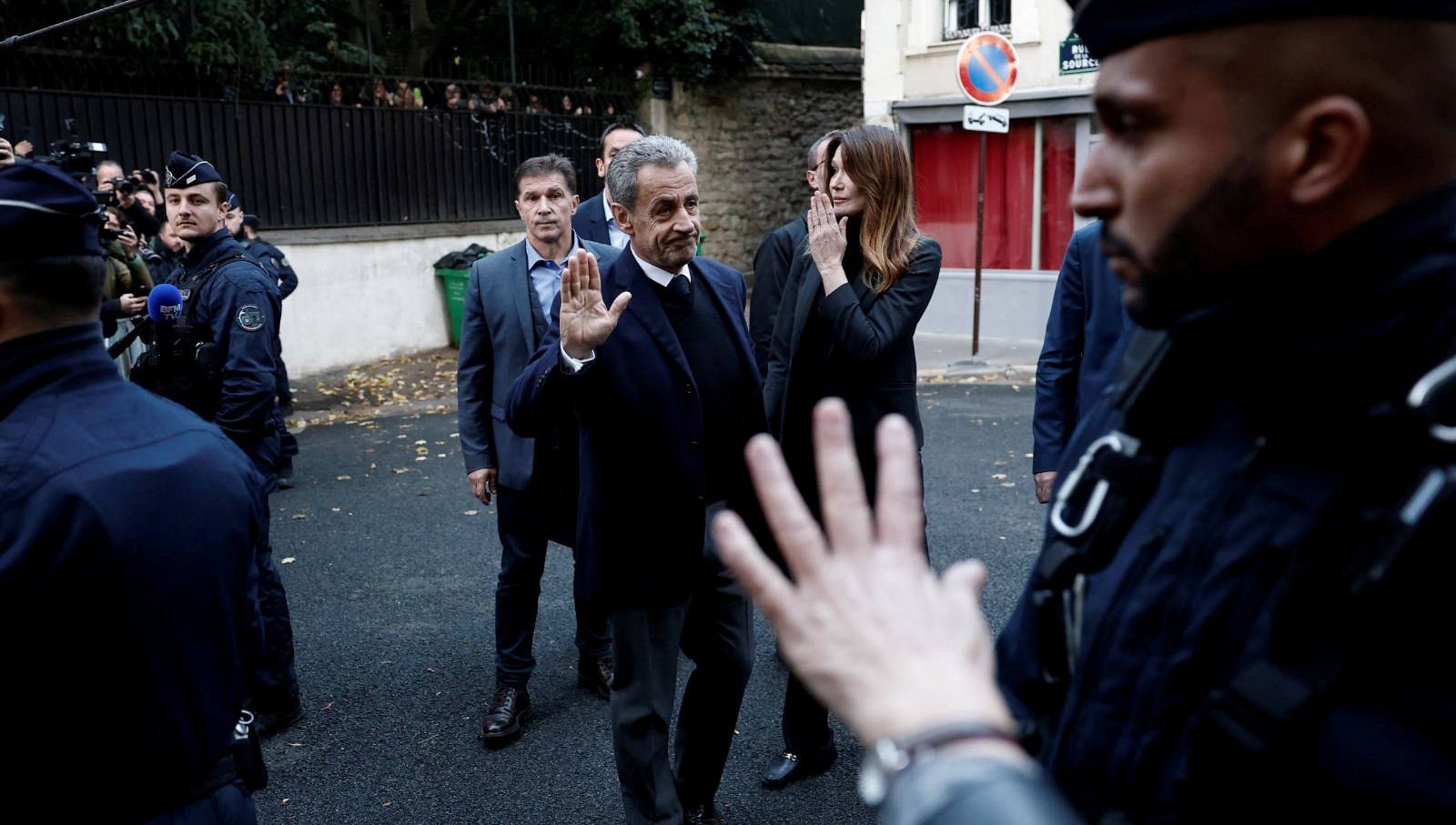 Sarkozy'ye Cezaevinde İki Polisi Koruma Görevi Verildi!
