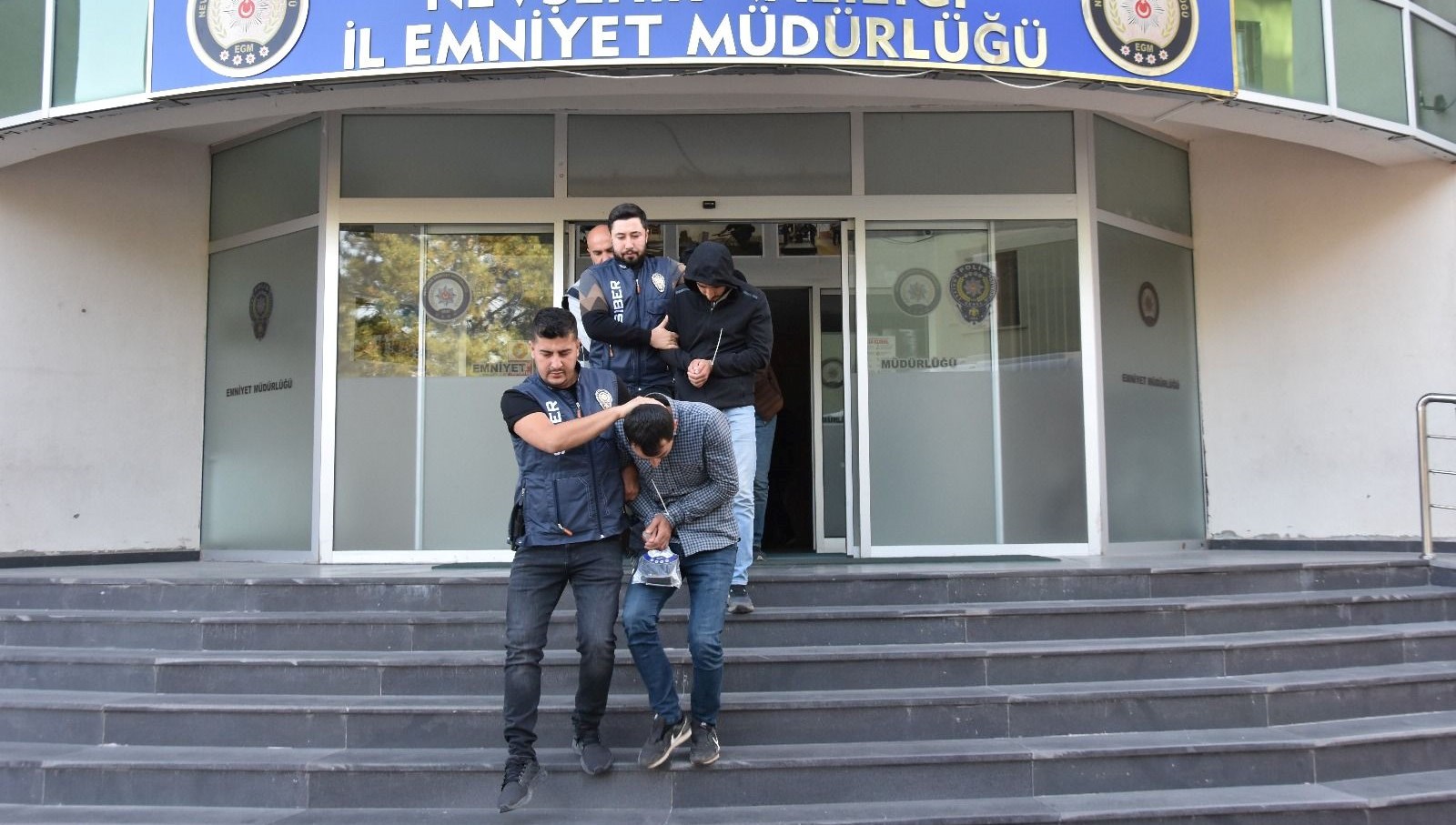 İlanın ardındaki dolandırıcılık: Sekiz kişi motosiklet tuzağında yakalandı!