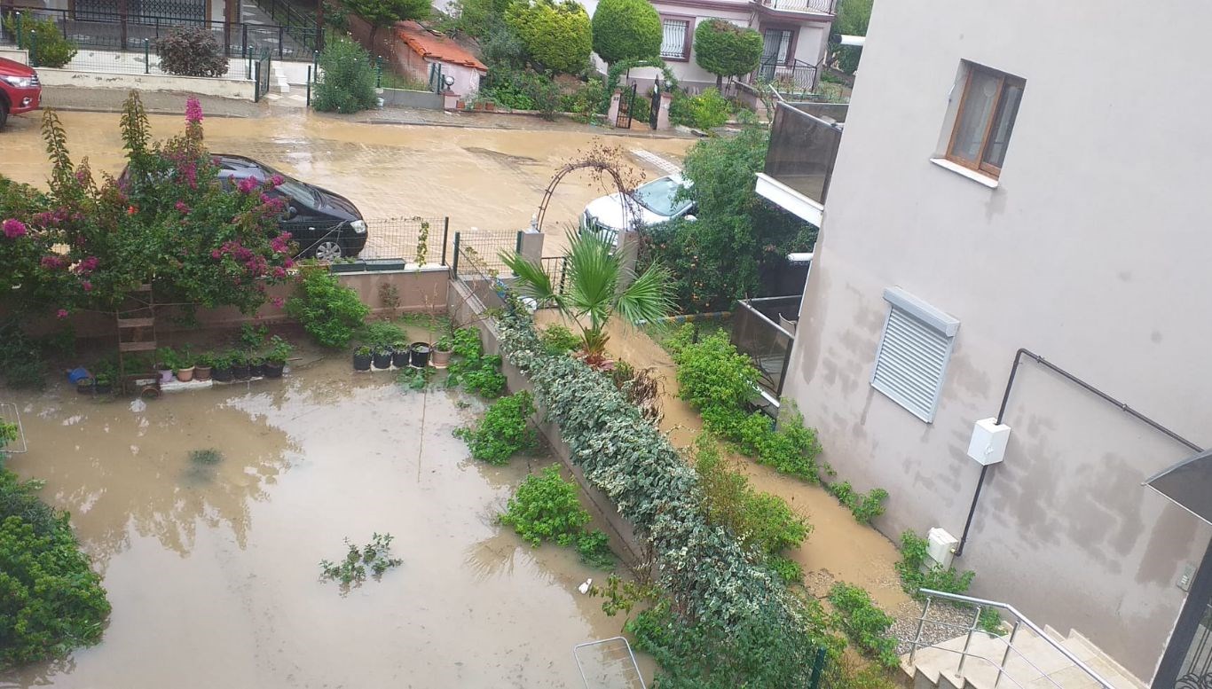 Meteorolojinin İkazı Gerçekleşti: Foça'da Su Baskınıyla Karşılaşıldı