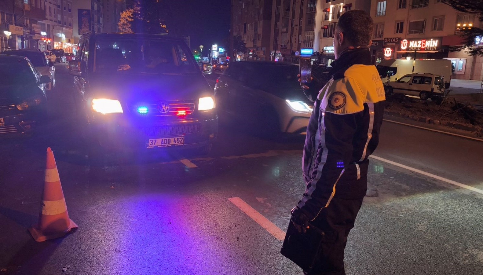 Çakarlı Araçla Karakola Giden Sürücü, Ehliyetsiz Olduğu Ortaya Çıktı!