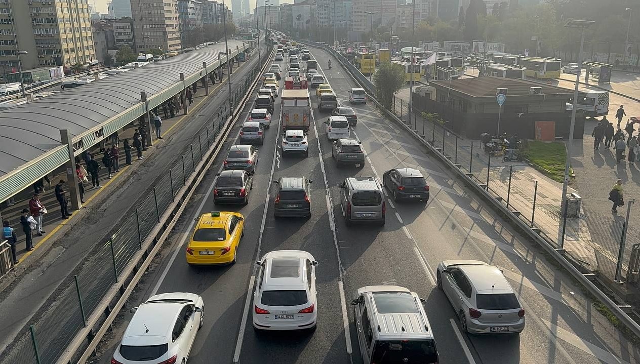 İstanbul’da Trafik Alev Alev: Yoğunluk Yüzde 90’a Ulaştı!