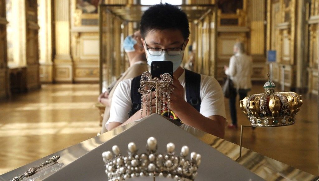 Louvre, Kraliyet Mücevherlerini Fransa Merkez Bankası'na Taşımak İçin Harekete Geçti!