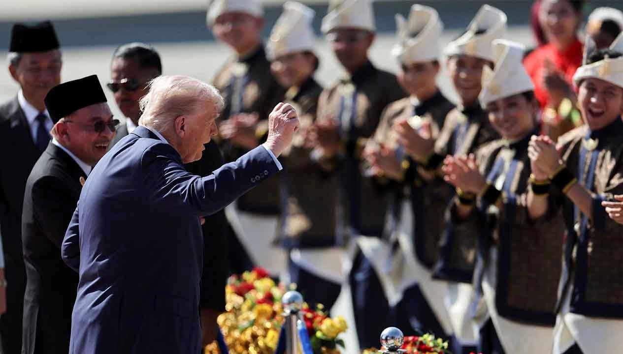 Trump, Asya Turu'na İz Bırakan Dansıyla Giriş Yaptı!