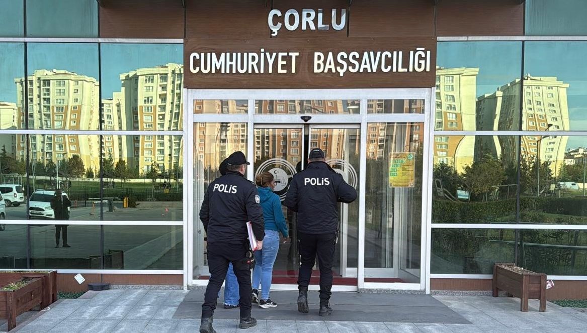 Parkta Bıraktığı İki Aylık Bebek Herkesi Şaşkına Çevirdi!