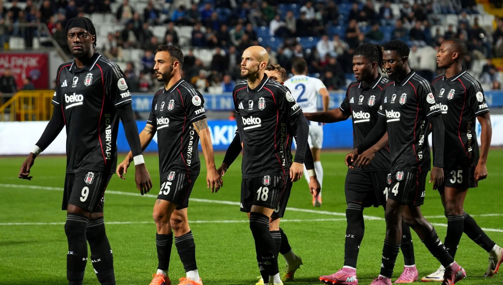 Kasımpaşa-Beşiktaş Mücadelesinde Şaşırtan An: Oyun Sırasında Soyunma Odasına Koşan İsim!