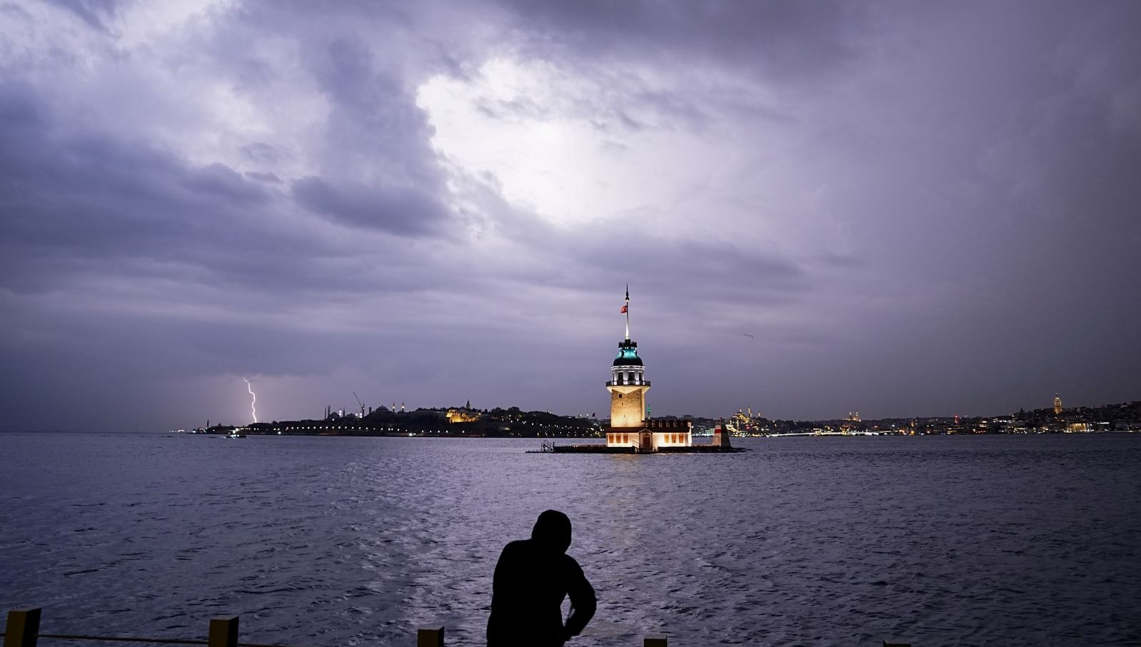 İstanbul'u vuran fırtına alarmı: Şiddetli yağış ve dolu için saat verildi!