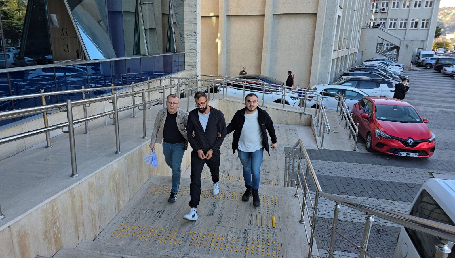 Oto Galeride Gerilim: Silahlı Saldırı Şoku!