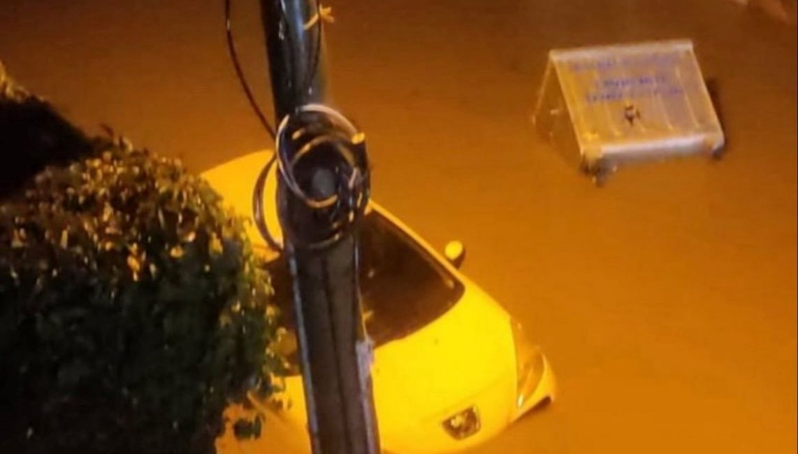 Balıkesir, İzmir ve Manisa'da sel felaketi: Caddeler göle döndü!