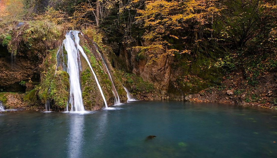 Saray Şelalesi: Sonbaharın Büyüleyici Güzelliğiyle Dolu Bir Görsel Şölen