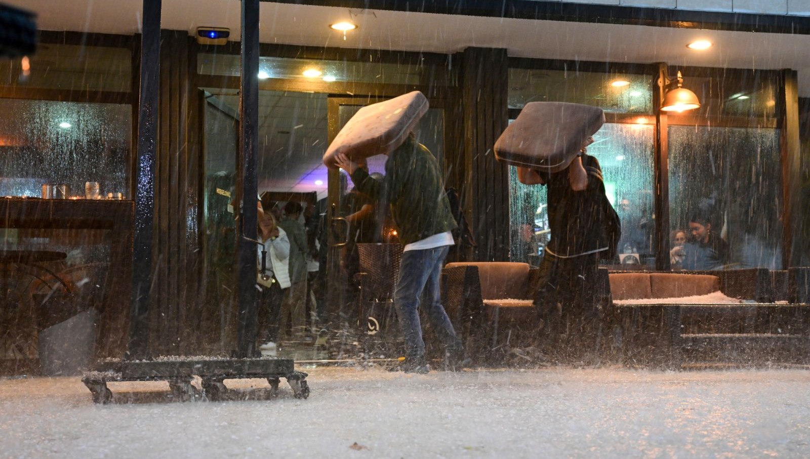Antalya ve Muğla'da Fırtına Dehşeti: Caddeler ve Sokaklar Sular Altında Kaldı!