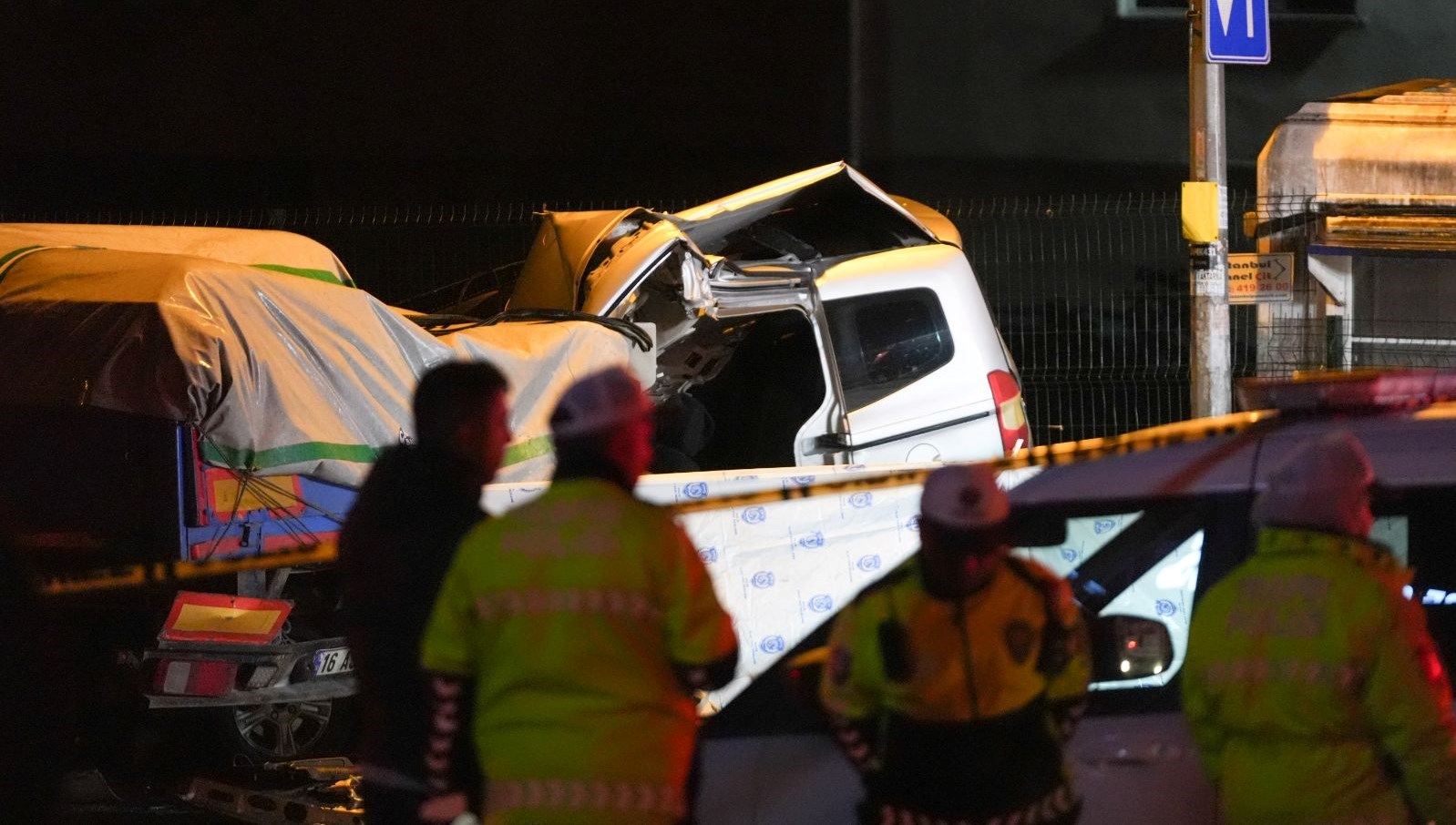 Polis Takibinden Kaçarken TIR’a Çarpan Araçta Feci Kaza: 1 Ölü, 1 Yaralı