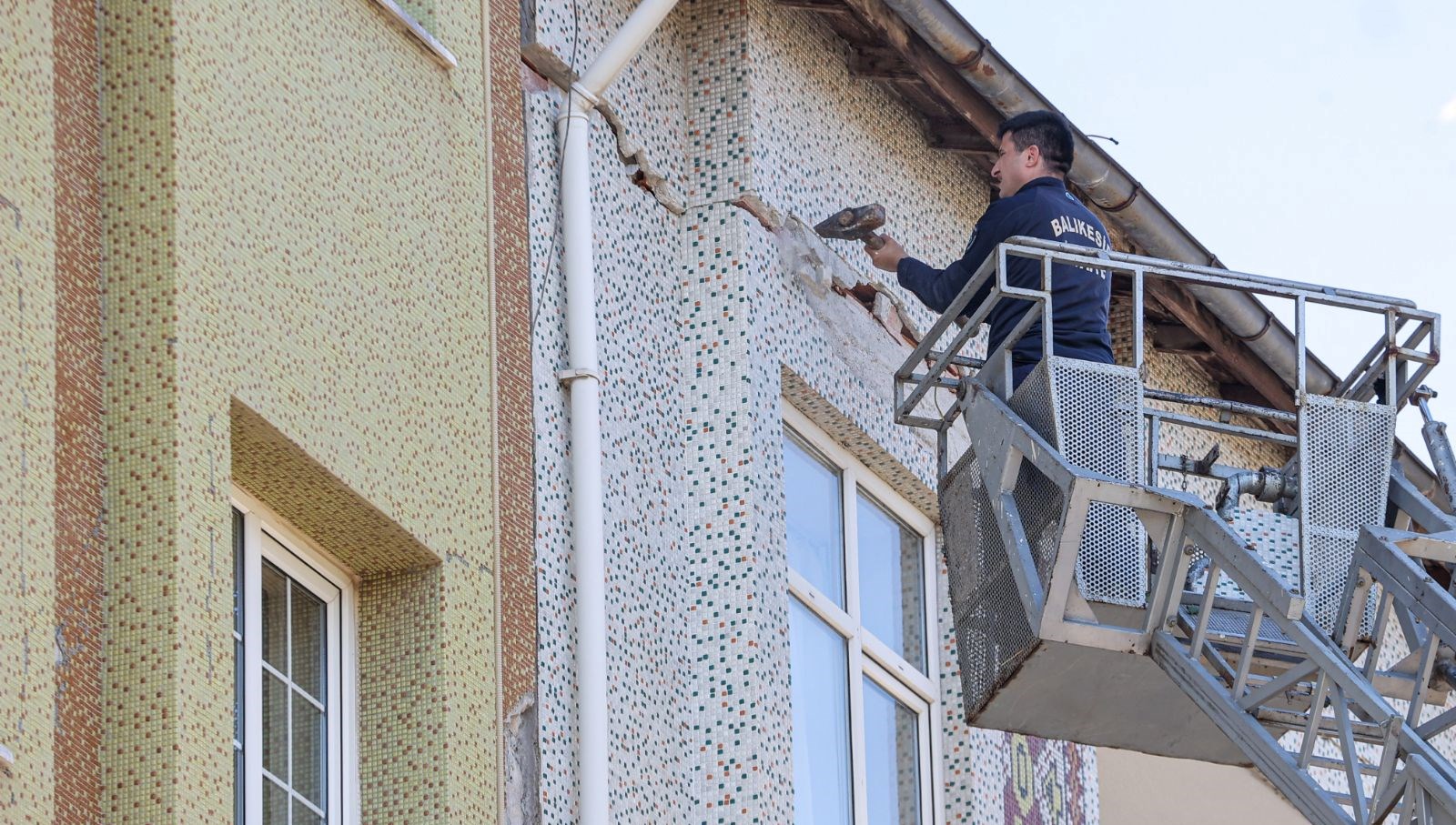 Sındırgı’da Enkaz Pürüzsüz Hale Getiriliyor: Hasar Tespit Çalışmaları Başladı