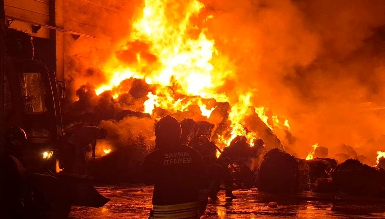 Geri Dönüşüm Tesisinde Korkutan Yangın Patlak Verdi