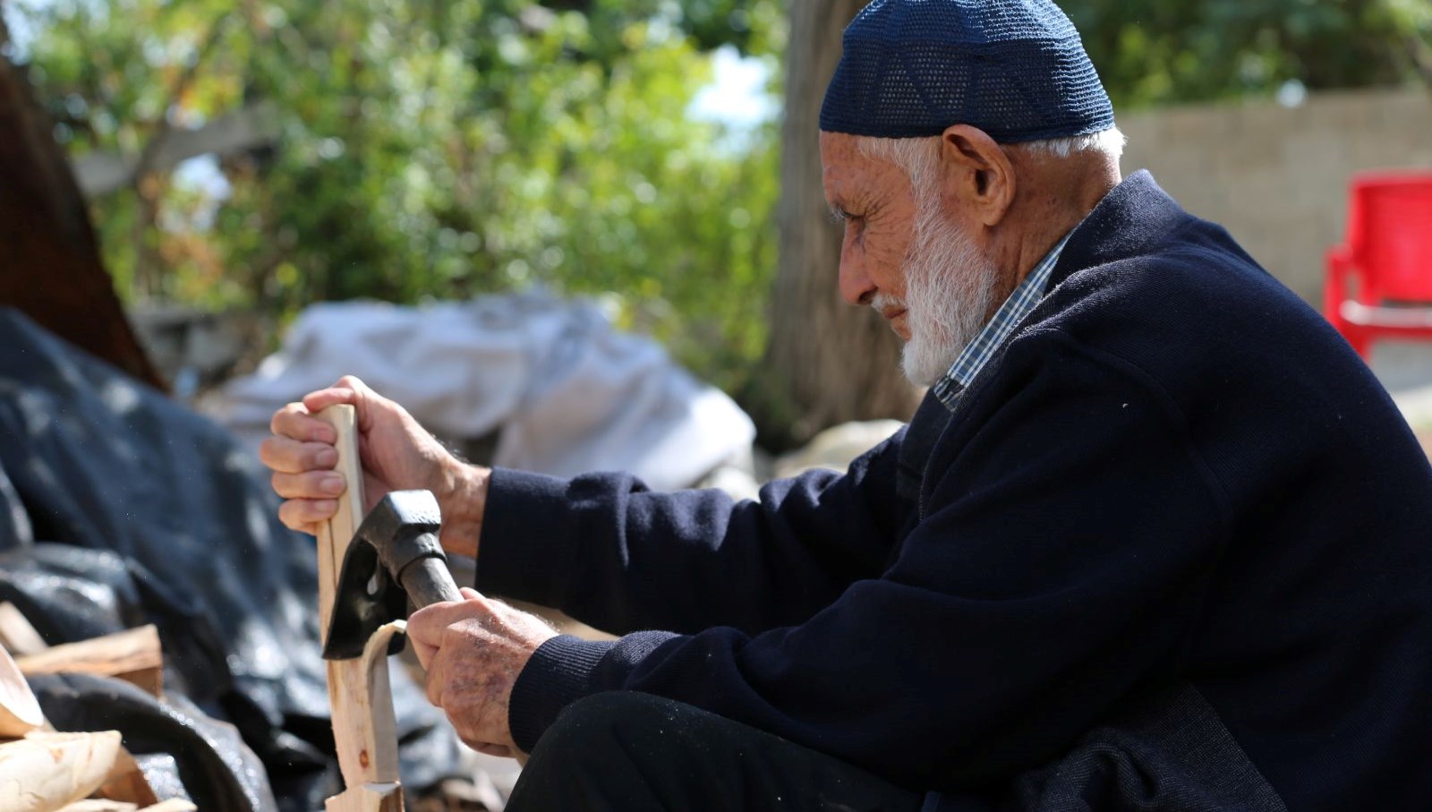 85 Yaşındaki Kaşık Ustası: 69 Yıldır Tek Başına Geleneksel Zanaatini Yaşatıyor