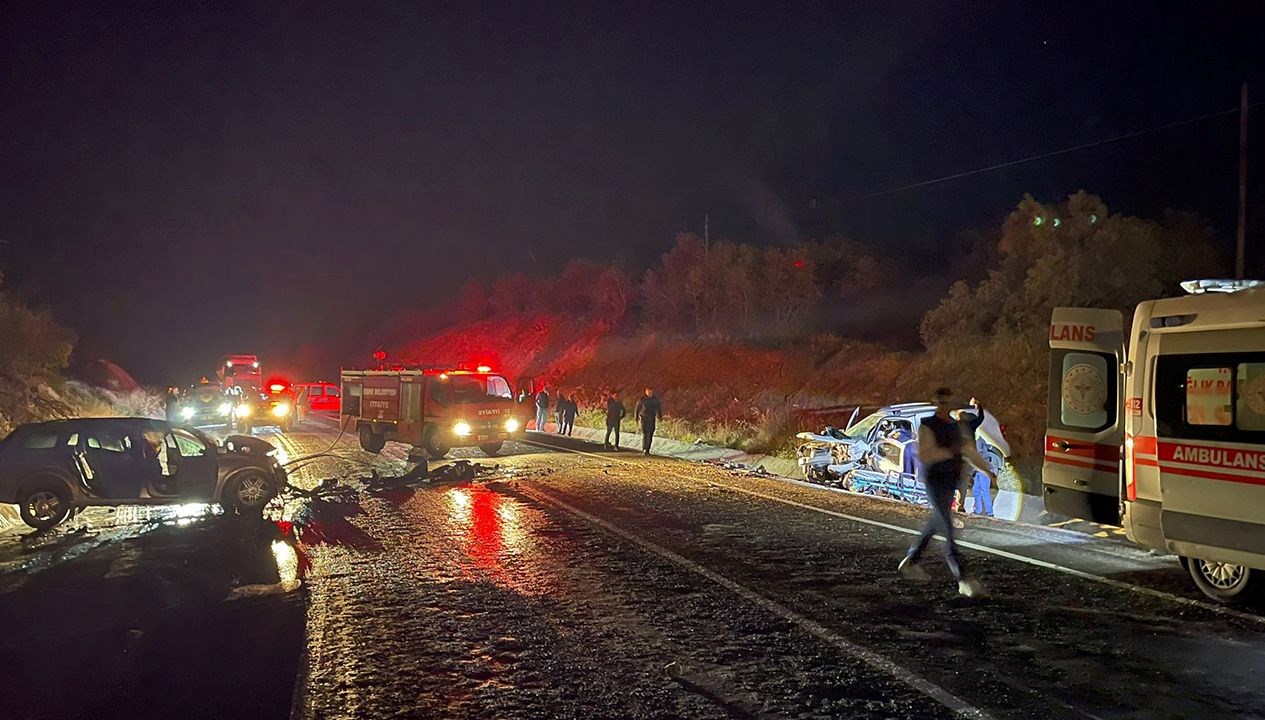 Feci Kaza: Araç Alev Alev Yandı, Bir Çift Hayatını Kaybetti, Üç Kişi Yaralı!