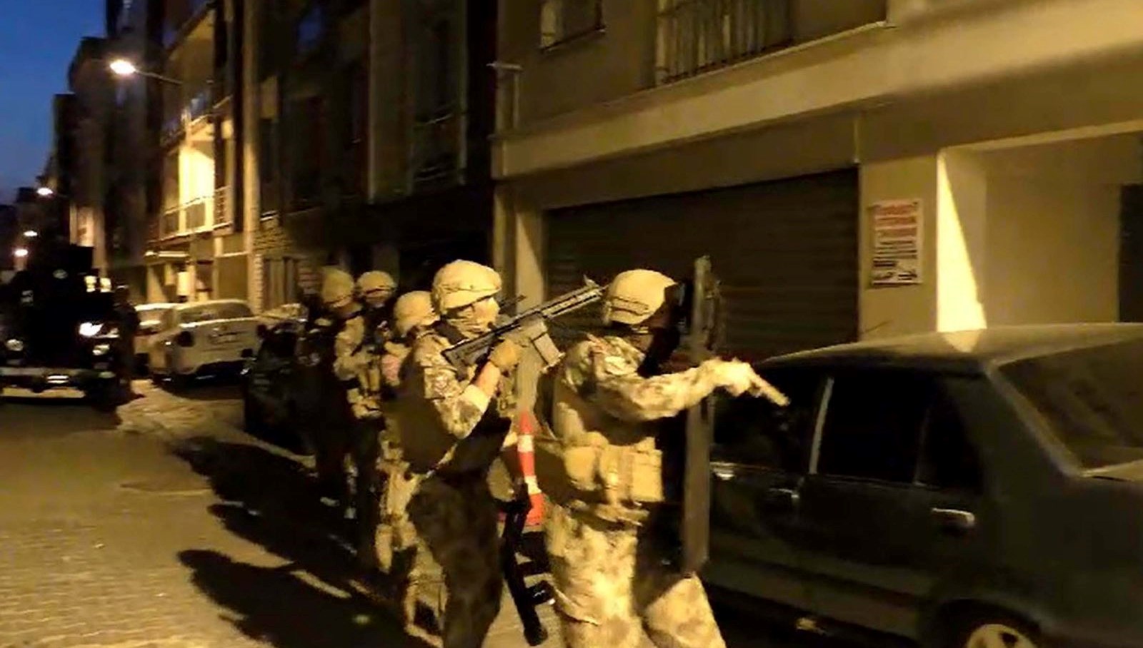 İstanbul'da DAEŞ'e Darbe: 9 Şüpheli Gözaltında!