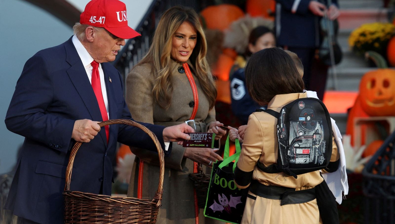 Trump'ın Cadılar Bayramı Coşkusu: Hediye Dağıttı, Sokaklarda Protesto Sesleri!