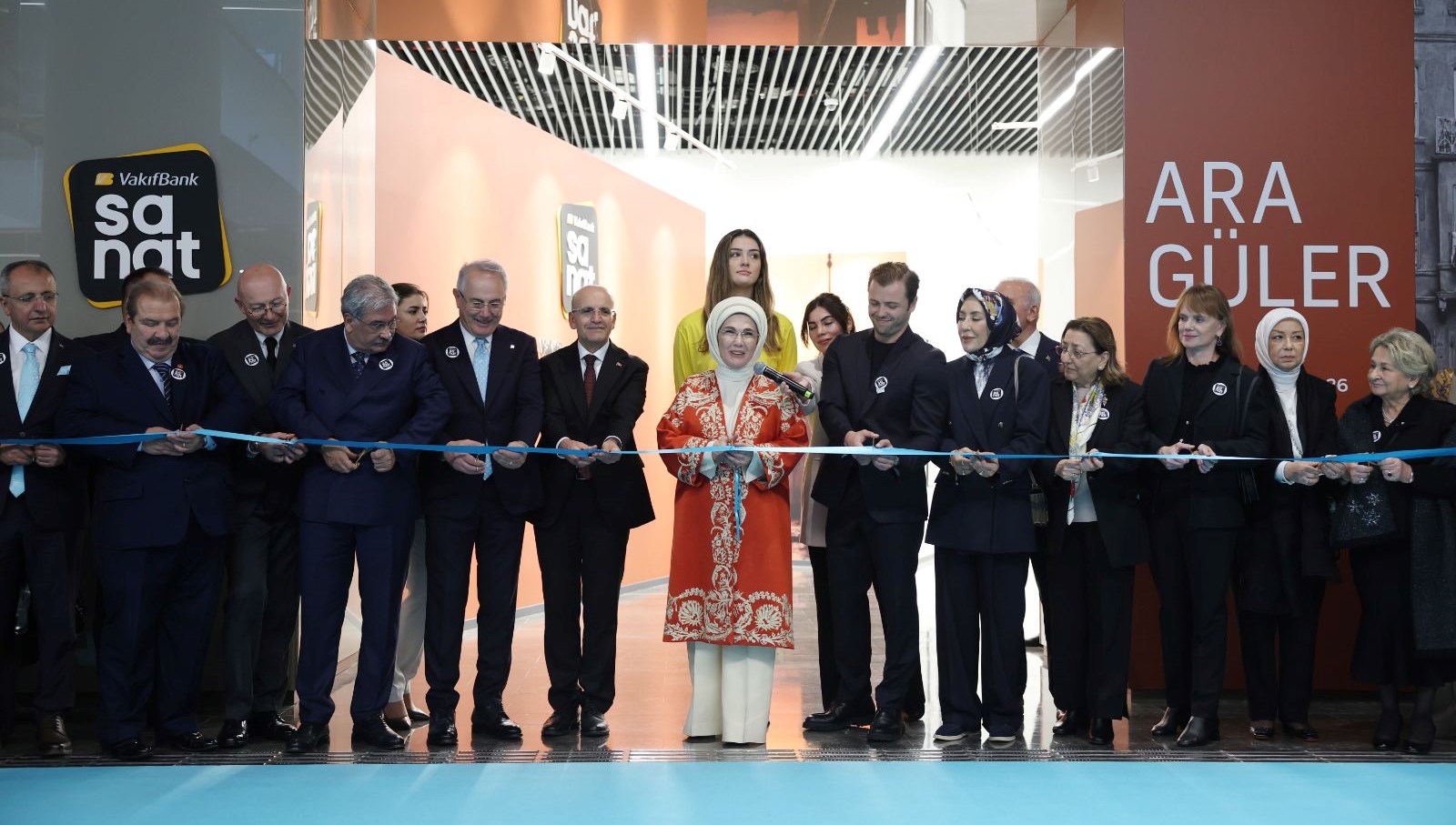 VakıfBank Sanat Galerisi, Emine Erdoğan'ın katılımıyla Ara Güler'le kapılarını açtı!