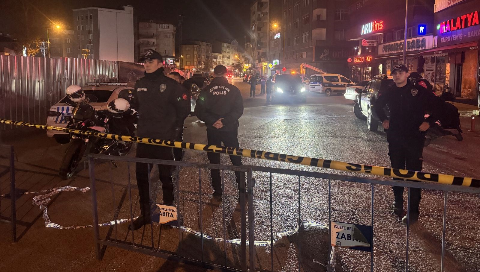 Gebze'de Acil Önlem: Üç Bina Boşaltıldı, Taşıyıcı Kolonlarda Çatlaklar Ortaya Çıktı!