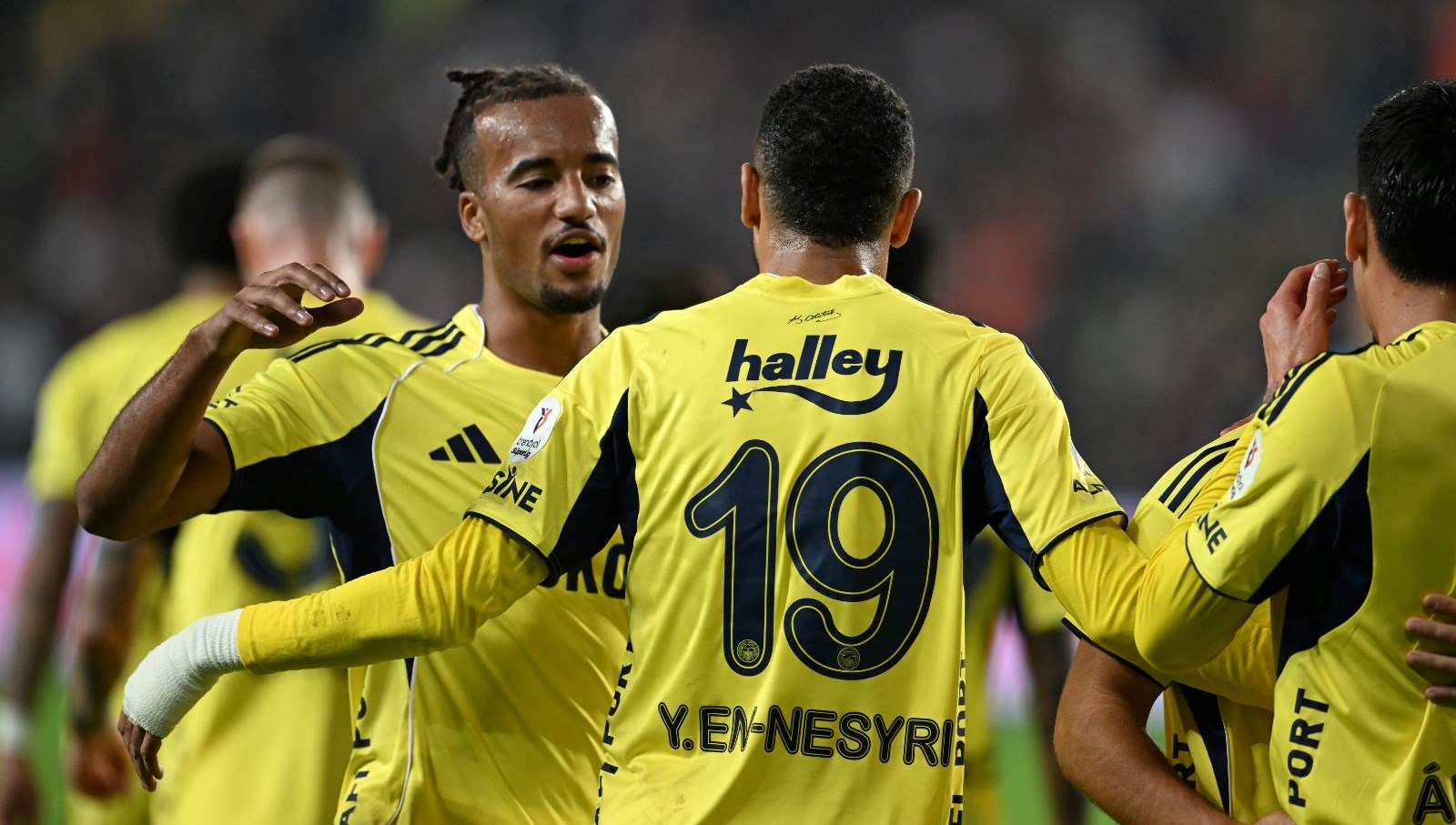 Fenerbahçe, Derbiye Hazır: Tam Kadro Saha İçinde!