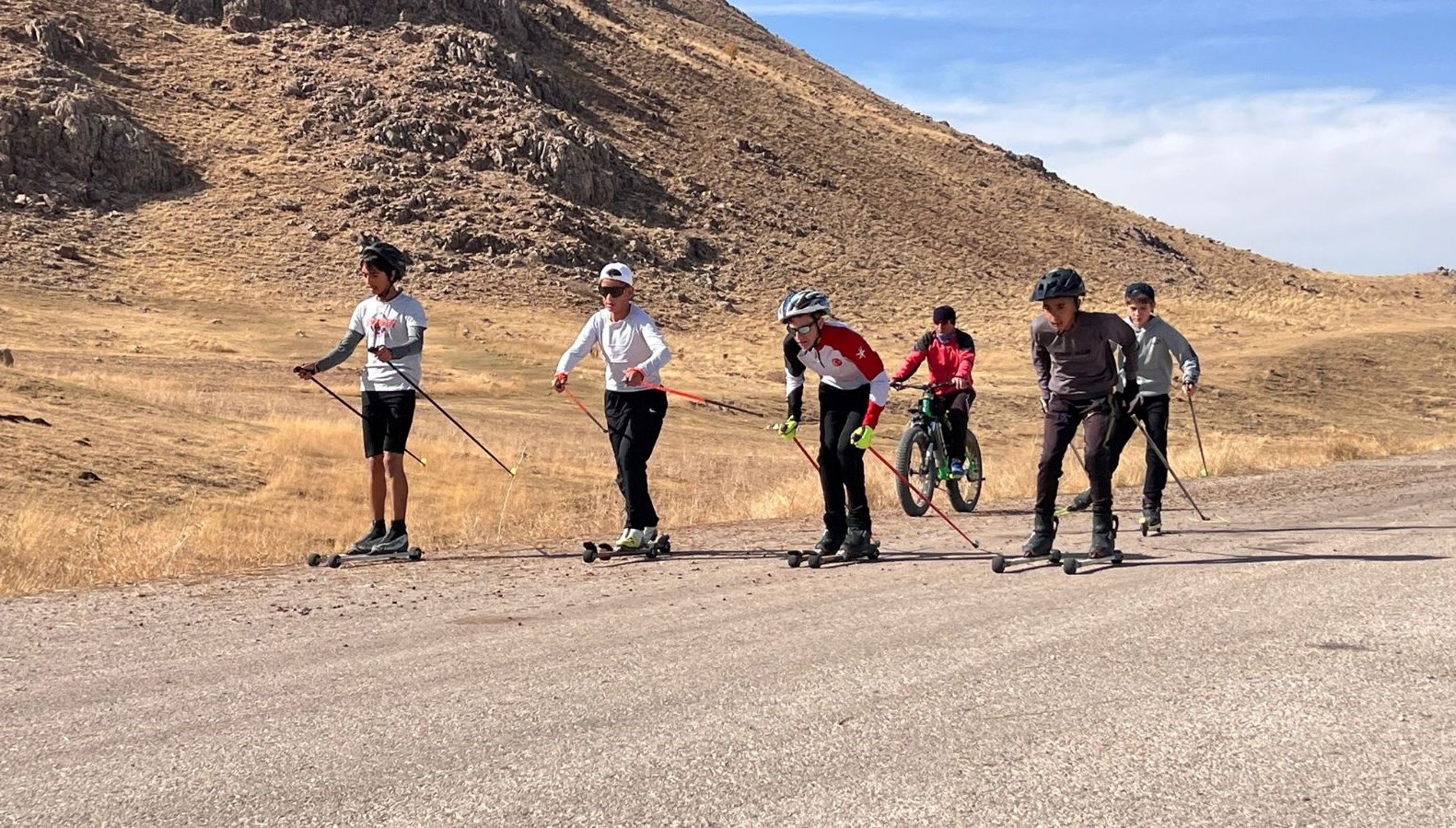 Hakkari'nin Tekerlekli Kayak Takımı Şampiyonluğu Kucaklamaya Gidiyor!