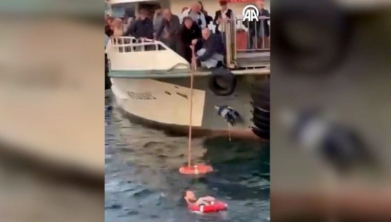 Üsküdar'da Dehşet Anları: Yolcu Denize Düşüyor!