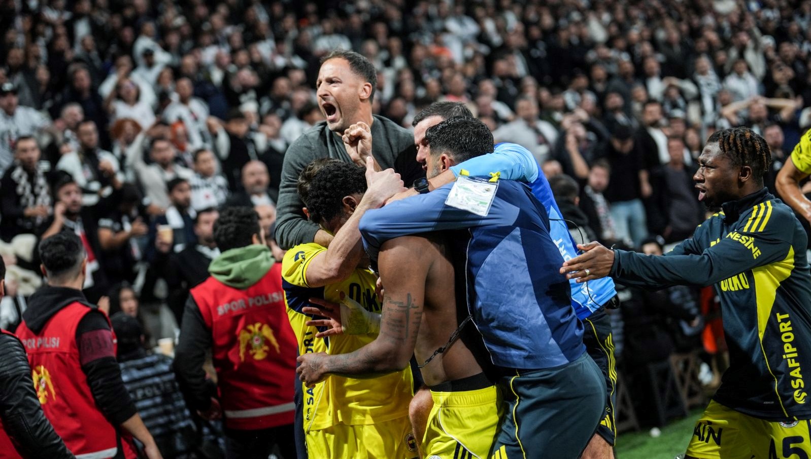 Fenerbahçe'de Tedesco Dönemi: Karanlık Günlerden Parlayan Umutlara!